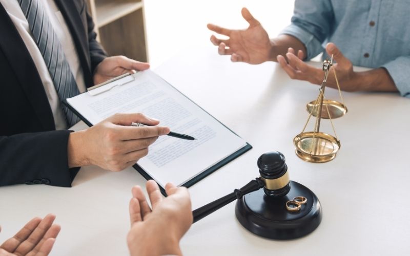 Ly hôn có cần thiết thuê luật sư không?